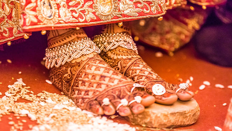 Henna-mehndi-on-bride